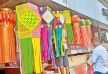 जिल्ह्यात बाजारपेठा आकाशकंदिलांनी सजल्या