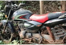 नाटे येथे गवतात आढळली चोरीची दुचाकी