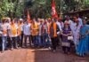 शिरगावमध्ये शिवसेनेच्या कार्यकर्त्यांचे रस्त्यावरून आंदोलन