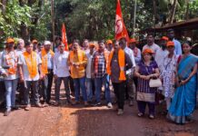 शिरगावमध्ये शिवसेनेच्या कार्यकर्त्यांचे रस्त्यावरून आंदोलन