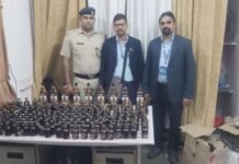 गांधीधाम एक्सप्रेसमधून दारुच्या बाटल्यांनी भरलेल्या बेवारस बॅगा जप्त