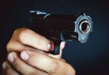 वाळू वाहतुकीवरून डंपर चालकावर रोखली बंदूक