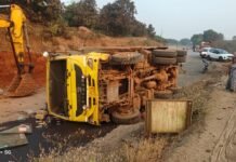 हातखंबा पीर येथे डंपर पलटी होऊन अपघात; सलग दुसऱ्या दिवशी अपघात