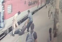 धावत्या ट्रेनमधून पडलेल्या प्रवाशाला सुरक्षा दलाच्या जवानांकडून जीवदान