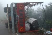 जयगड-निवळी मार्गावर टाटा टिपर उलटून अपघात