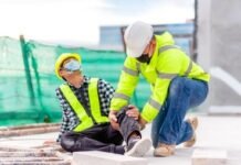 मिरजोळे येथे सिमेंटचा खांब तुटून दोन कामगार पडून जखमी