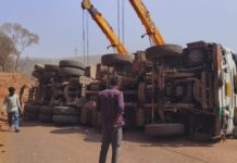 हातखंबा घाटात सिमेंटचा टँकर उलटला; मुंबई-गोवा महामार्गावर वाहतुकीचा खोळंबा