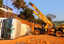 हातखंबा घाटात सिमेंटचा टँकर उलटला; मुंबई-गोवा महामार्गावर वाहतुकीचा खोळंबा