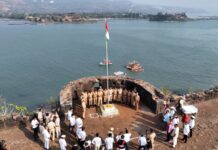 सागरी सुरक्षेचा हुंकार! रत्नागिरीतील ६ बेटांवर पोलीस दलातर्फे दिमाखात ध्वजारोहण