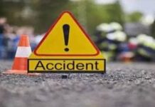 हातखंबा तिठा येथे टेम्पो ट्रॅव्हल्सला दुचाकीची धडक ; दोघे जखमी