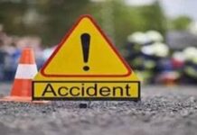 पर्यटकांची मिनी बस उलटून तीन कारना धडक, एक जखमी