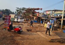 कोकण नगर येथे रस्त्यावर अतिक्रमण करणाऱ्या बांधकामांवर बुलडोझर