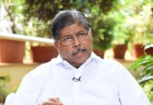 प्रशासन सहजासहजी कुणाला जुमानत नाही, सुनेत्राताईंना अजित पवारांची भूमिका घ्यावीच लागेल: चंद्रकांत पाटील