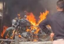 साळवी स्टॉप येथे इमारतीमधील दोन इलेक्ट्रिक दुचाकी आगीच्या भक्षस्थानी