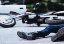 साळवी स्टॉप येथे टेम्पोची दुचाकीला धडक; दोघे जखमी