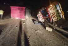 आंजणारी पुलाजवळ कंटेनर उलटून चालकाचा मृत्यू