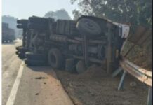 हातखंबा गुरववाडीत केमिकल टँकर पलटी