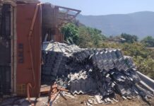 अनुस्कुरा घाटात सिमेंटचे पत्रे वाहतूक करणारा ट्रक पलटी