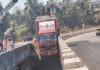 जगबुडी पुलावर कंटेनर अधांतरी; २०० फूट खोल नदीत पडता पडता वाचला