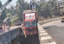 जगबुडी पुलावर कंटेनर अधांतरी; २०० फूट खोल नदीत पडता पडता वाचला