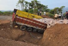 आंबा घाटात साखरेचा ट्रक दरीत कोसळला, चालकाचा मृत्यू