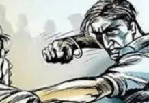 मुलाकडून वडीलांना अमानुष मारहाण; वडील दुसऱ्या मजल्यावरून पडून जखमी