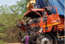 वाटुळ येथे टेम्पो- ट्रक अपघातात चालक ठार