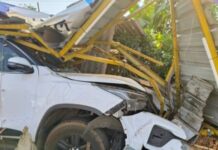 कळंबनी येथे फॉर्च्युनर हॉटेल अन् घरात घुसली