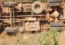 लोवले येथे ट्रक दरीत कोसळला, दोघे जखमी