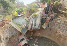 सळ्यांच्या ढिगाऱ्यात अडकलेल्या ट्रक चालकाचा मृतदेह विहिरीतून काढला बाहेर