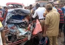 भरणे नाका येथे उभ्या लक्झरी बसला कारची धडक, ५ प्रवासी गंभीर जखमी