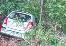 रत्नागिरी-देवरुख मार्गावर कार १० फूट खोल कोसळली