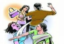 घरात घुसून वृद्धेसह मुलीला मारहाण
