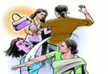 वेरवली बुद्रुक येथे पायवाटेच्या वादातून दोन महिलांकडून कुटुंबाला मारहाणीसह दगडफेक