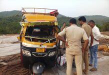 आंबा घाटात रिक्षाचा भीषण अपघात; चालक गंभीर जखमी