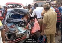 भरणे नाक्यावर उभ्या ट्रॅव्हल्सला कारची पाठीमागून धडक; पाच जण जखमी