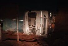 बावनदी येथे कोळसा वाहतूक करणारा डंपर पलटी