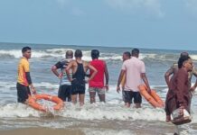गणपतीपुळे समुद्रकिनारी पाच पर्यटक बुडाले, शोध सुरू