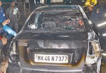 रत्नागिरीत मध्यरात्री कारला भीषण आग