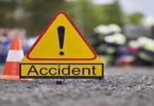 खानू येथे भीषण अपघातात एकाच कुटुंबातील चौघे जखमी