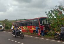 बोरिवली-जयगड बसला निवेंडी फाट्याजवळ अपघात