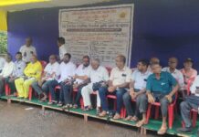 आंबा बागायतदारांचा एल्गार, जिल्हाधिकारी कार्यालयासमोर धरणे