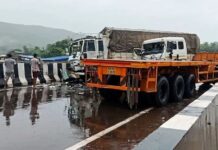 सोनवी पुलावर दोन ट्रकची धडक; तिघे जखमी