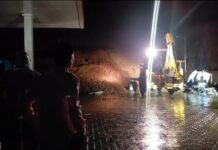 वाकेड घाटात दरड कोसळली; वृद्ध ढिगाऱ्याखाली अडकल्याची भीती