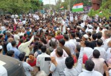 दिल्लीत विद्यार्थी आंदोलनावर झालेल्या पोलिस कारवाईच्या निषेधासाठी तरुणाई उतरली रस्त्यावर