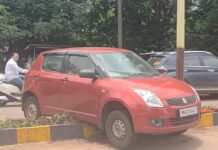 आरोग्य मंदिर येथे चालकाचे नियंत्रण सुटून कार चढली दुभाजकावर