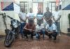 रस्ता विचारण्याच्या बहाण्याने मोबाईल हिसकावणाऱ्या टोळीच्या मुसक्या आवळल्या