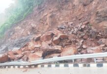 आंबा घाटात पुन्हा दरड कोसळली; रत्नागिरी-कोल्हापूर मार्गावरील एकेरी मार्ग बंद