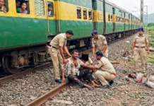 धावत्या रेल्वेतून महिलेला ढकलून आत्महत्येचा प्रयत्न करणारा ‘तो’ निघाला फरार आरोपी