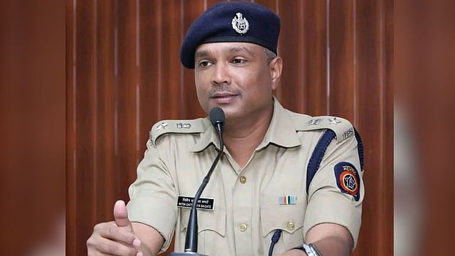 Nitin-Bagate-Ratnagiri-District-Superintendent-of-Police-.jpg